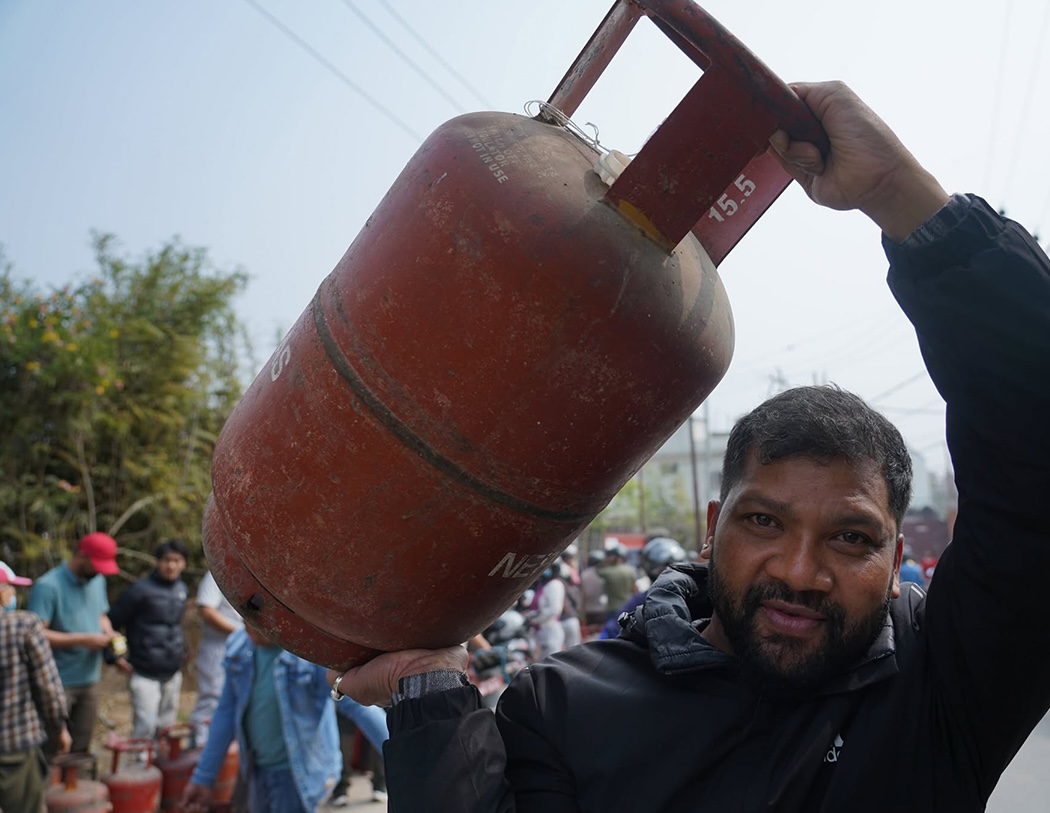  ग्यास अभावको खेल: आपूर्ति गर्न नसक्नेहरू मौन, दोष उपभोक्तामाथि !