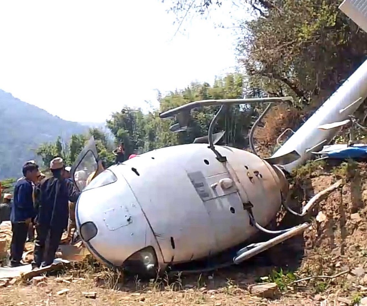 खोटाङमा हेलिकप्टर दुर्घटना: अवतरणकै क्रममा भित्तामा ठोक्कियो, एक जना घाइते