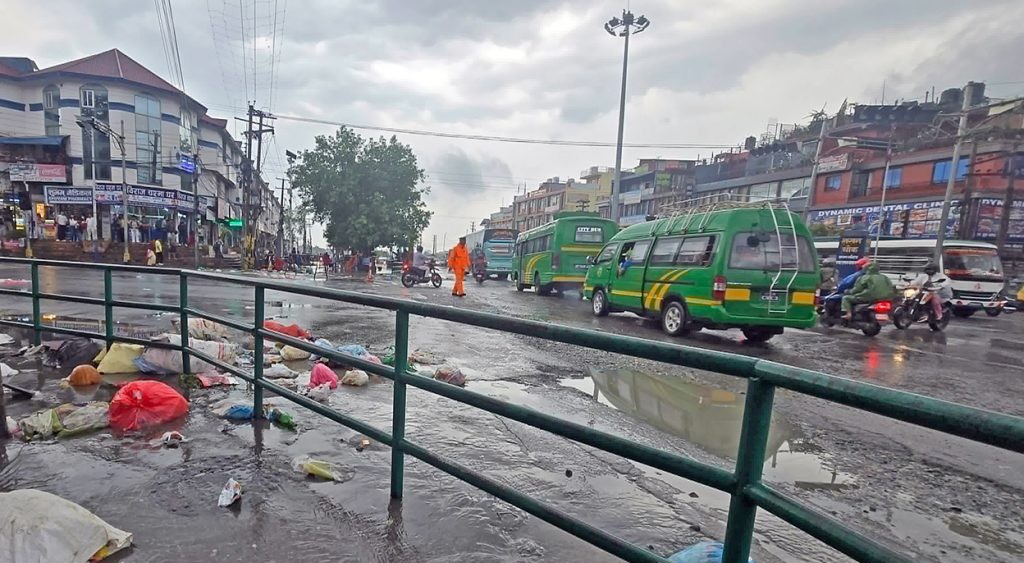 फोहोर संकलन रोकिँदा पोखरा दुर्गन्धित, भेलपछि सडक अस्तव्यस्त